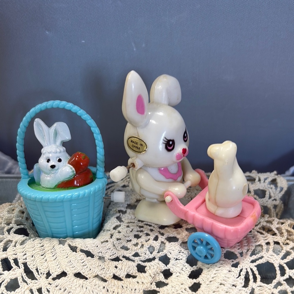 Vintage Wind-Up Bunny Toy Set
Yy